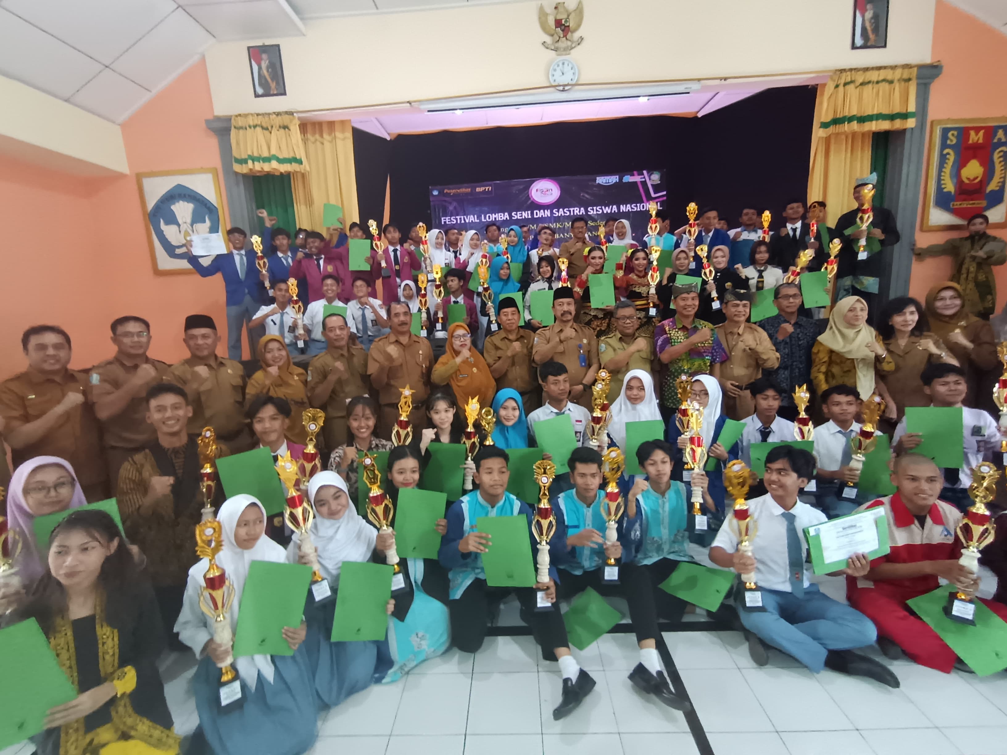 PRESTASI : Plt Kacabdinprovjatim wilayah Banyuwangi bersama MKKS SMA dan para peraih juara FLS3N SMA/SMK/MA Se Banyuwangi tahun 2025