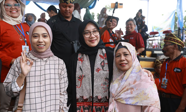 SUDAH JADI DOKTOR: Bupati Ipuk Fiestiandani bersama almunus program Banyuwangi Cerdas Dewi Agustiningsih saat menghadiri pertemuan Ikawangi Bandung beberapa waktu lalu.