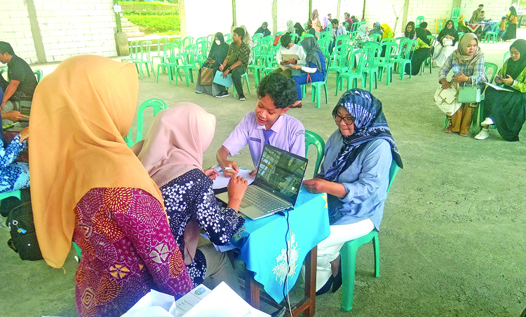 TRANSISI: Para calon siswa yang diterima melalui SPMB jalur prestasi nilai akademik melakukan daftar ulang di SMAN 1 Glagah.