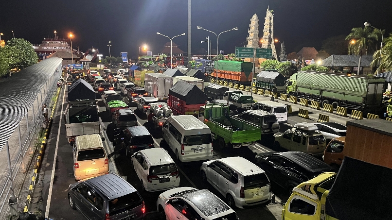 Kendaraan logistik dan pribadi harus menunggu selama 2,5 jam di kantung parkir akibat penutupan Pelabuhan Ketapang, Rabu (25/6) malam.