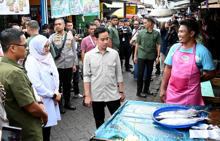 TEMUI PEDAGANG IKAN: Wapres Gibran didampingi Bupati Ipuk Fiestiandani memantau perkembangan harga bahan pokok di Pasar Rogojampi, Selasa (24/6).