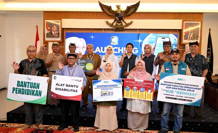 INOVASI: Bupati Ipuk Fiestiandani bersama Henik Setyorini (kiri) dan M.Y. Bramuda (dua dari kiri), perwakilan BPSDM Jatim, serta elemen terkait pada peluncuran Sniper Inklusi dan Lentera Banyuwangi.