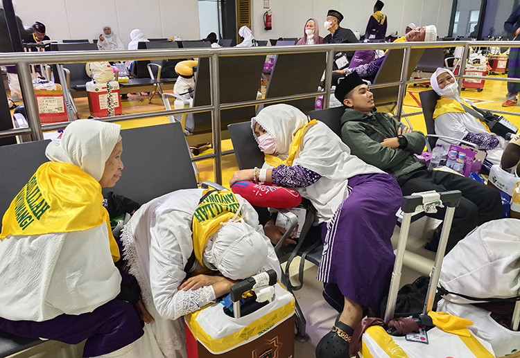KEPULANGAN SEMPAT TERTUNDA: Jamaah Haji Banyuwangi yang tergabung dalam KBIHU Sabilillah saat berada di Bandara Jeddah, Saudi Arabia (24/6/2025).