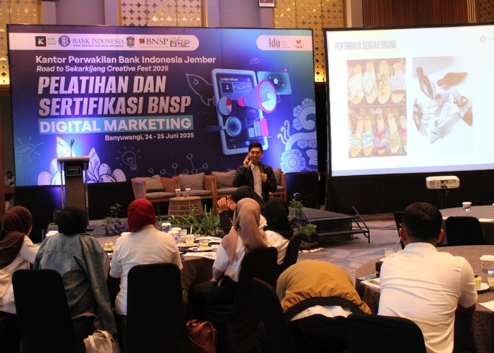 Andin Rahmana Digital Consultant & Trainer saat memberikan paparan dihadapan UMKM Binaan BI Jember peserta Pelatihan dan Sertifikasi BNSP Digital Marketing.