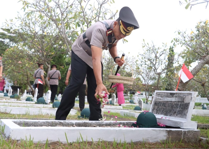 Kapolresta Banyuwangi pimpin ziarah Hari Bhayangkara ke-79.