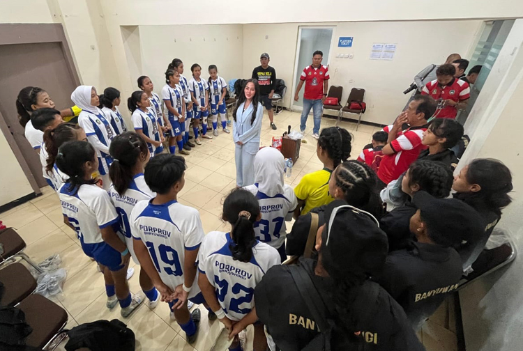 Manajer tim sepak bola putri Banyuwangi, Desi Prakasiwi, memompa semangat para pemain setelah menerima keputusan kontroversial dari panitia Porprov Jatim IX 2025, Rabu (25/6).