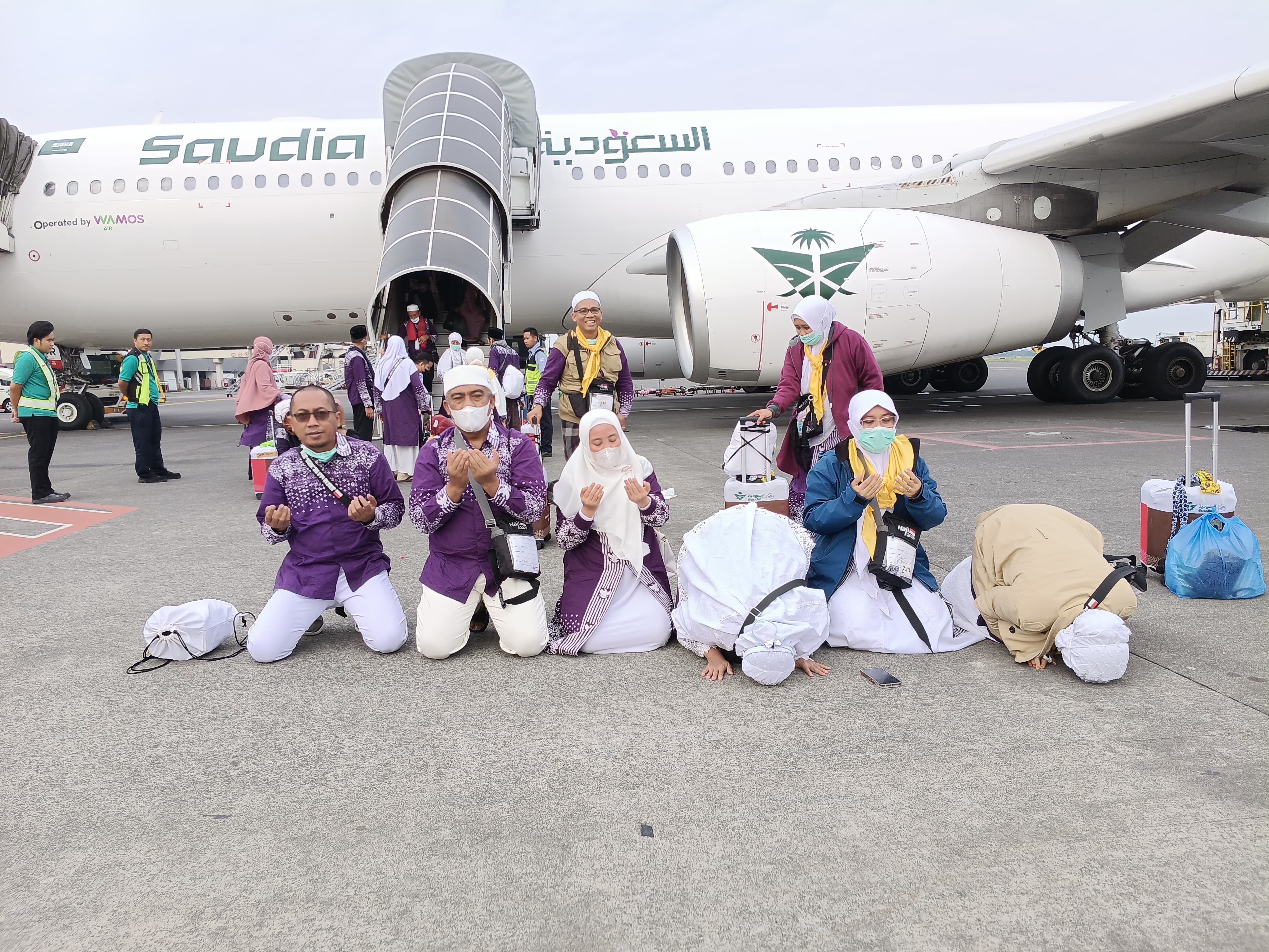 Begitu tiba di Bandara Juanda, jemaah haji Banyuwangi yang tergabung kloter 43 dan 44 langsung sujud syukur di Bandara Internasional Juanda, Surabaya Rabu (25/6).