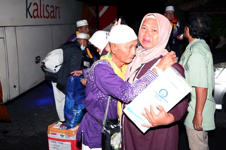 PENUH HARU: Dulhari, loper koran berusia 88 tahun, tiba di Hotel Baru 2 Beach disambut Sulistiyowati, anaknya, pukul 04.00, Kamis (26/6).