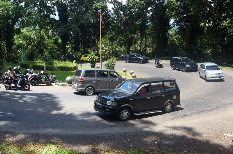 JALUR UTAMA: Jalur Gumitir di Dusun Barurejo, Desa Kalibaru Manis, Kecamatan Kalibaru setiap hari di dipadati pengguna jalan Rabu (25/6).
