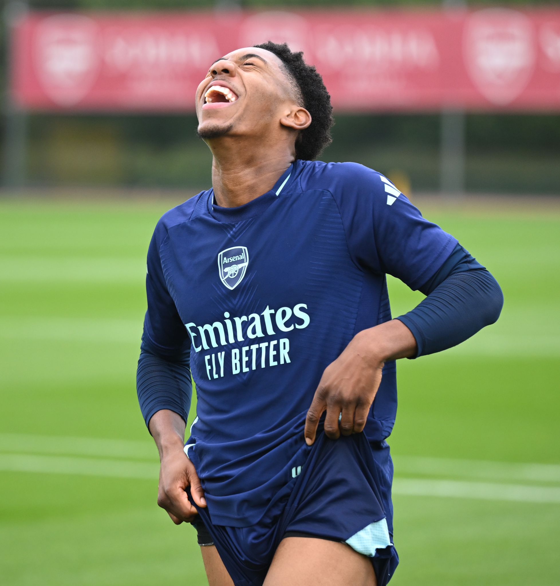 DIPAGARI: Lewis Skelly resmi dipertahankan Arsenal