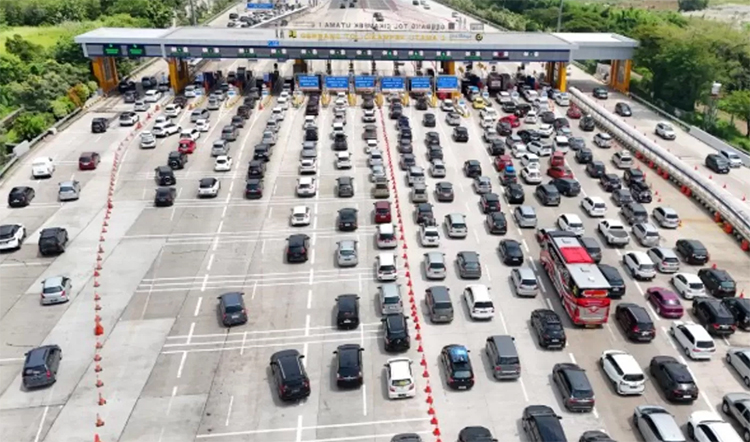 Ilustrasi kendaraan mengantre di gerbang tol Cikampek Utama.