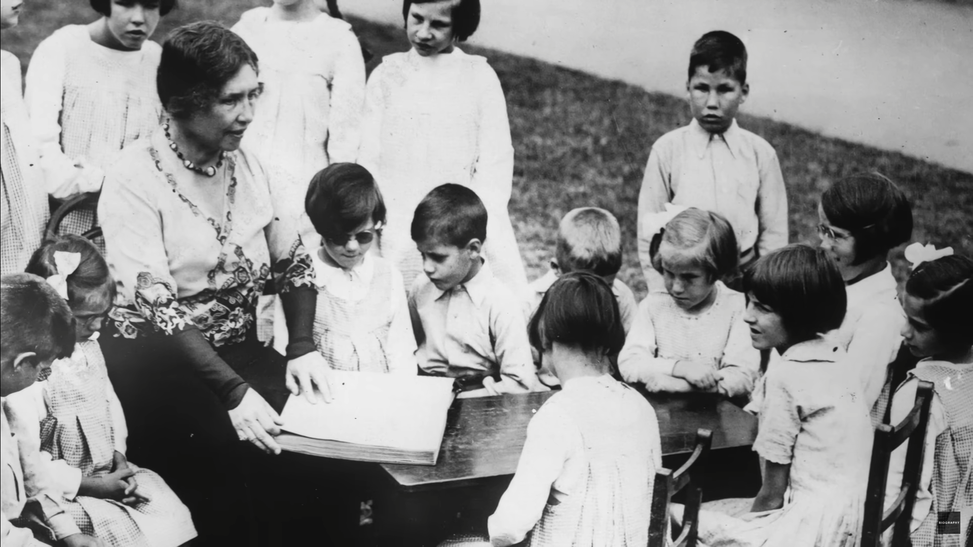 Helen Keller seorang penulis dan aktivis.