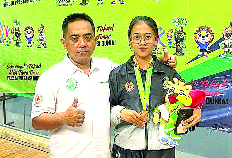 PECAH TELUR: Gesila Asti Caniya bersama Ketua PTMSI Banyuwangi, Mohamad Sabiq Irwan, usai meraih perunggu Porprov Jatim IX di Kota Malang, Jumat (27/6).