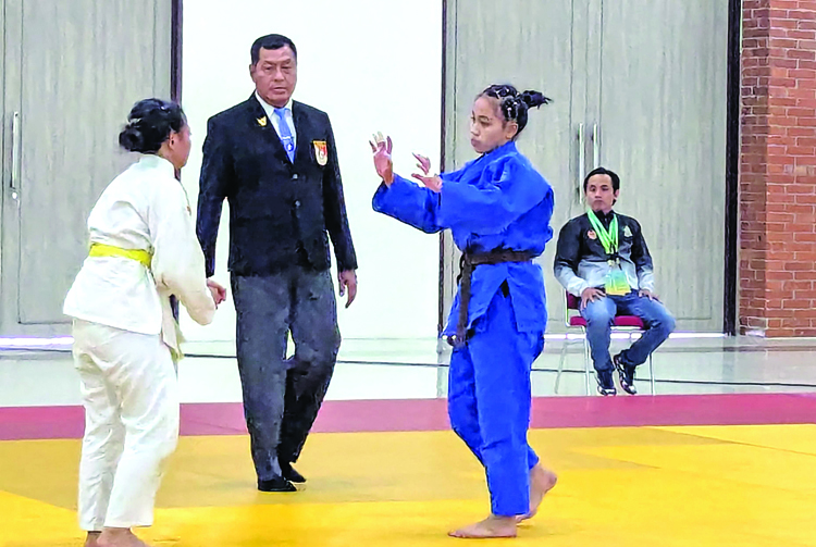 TAMPIL GEMILANG: Karien Oktavianda Putri (Biru) mengalahkan atlet asal Madiun di partai semifinal di Islamic Center, Kota Malang, Jumat (27/6).