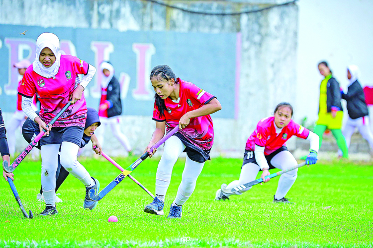 SIAP BERTARUNG: Atlet hockey putri Banyuwangi lolos ke semifinal Porprov Jatim IX di Kota Malang, Jumat (27/6).