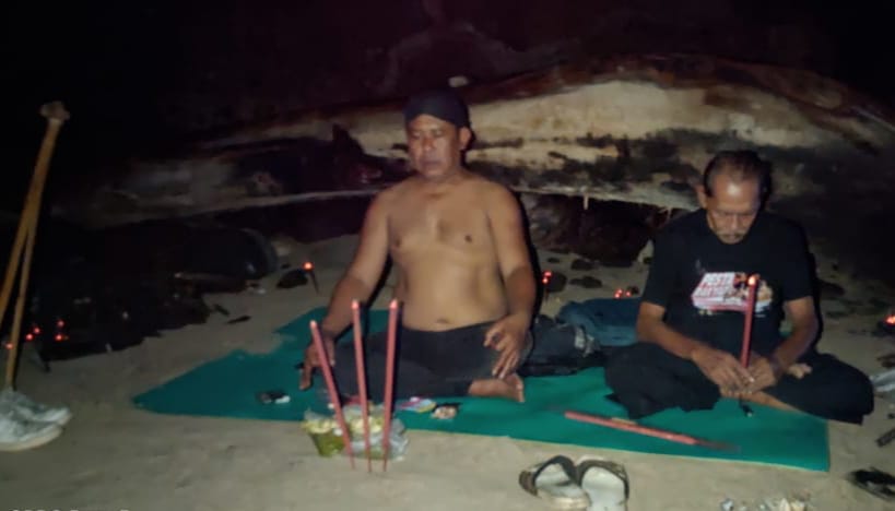 Potret Alas Purwo di malam satu Suro, ramai dijumpai orang sedang menjalani ritual.