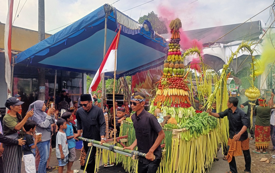 Masyarakat Kampung Kedawung, Dusun Krajan dan Dusun Sukodadi, Desa Sraten, Kecamatan Cluring mengarak tumpeng raksasa dan takir sewu dalam memperingati 1 Suro.
