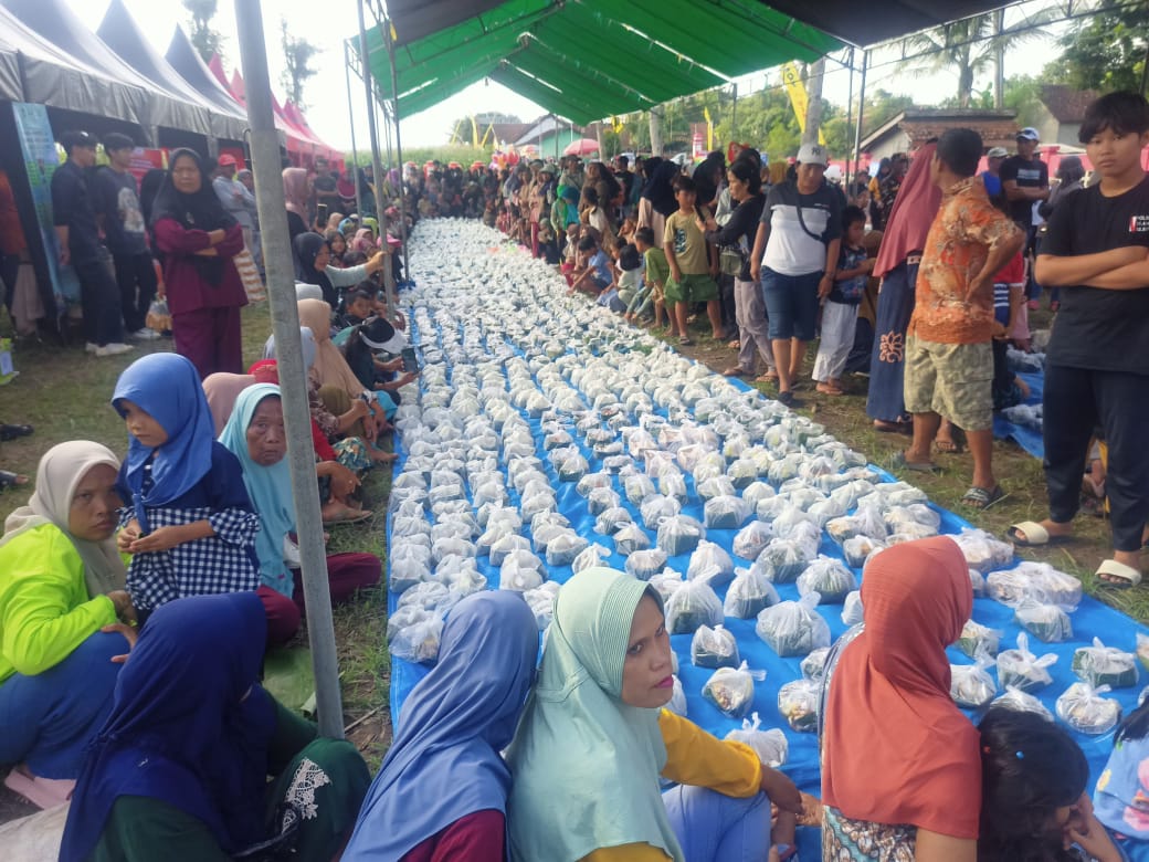 Warga bersiap mengambil takir sewu.
