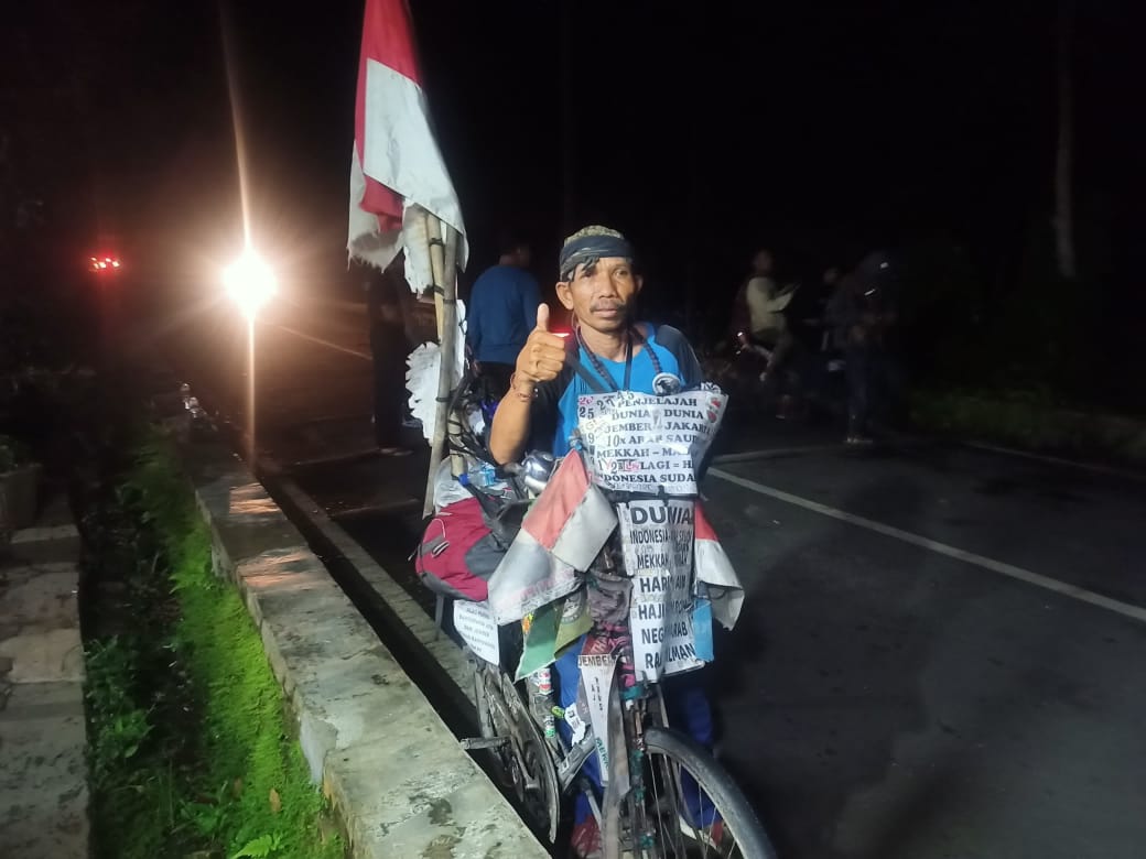 Iswanto, asal Kecamatan Rambipuji, Kabupaten Jember, datang ke Alas Purwo dengan naik sepeda onthel tanpa penerangan.