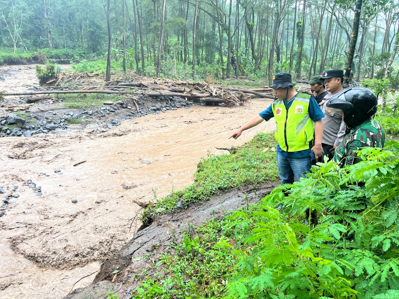 Tim Gabungan Terus Lakukan Pencarian Remaja 16 Tahun Hanyut di Sungai Badeng, Songgon.