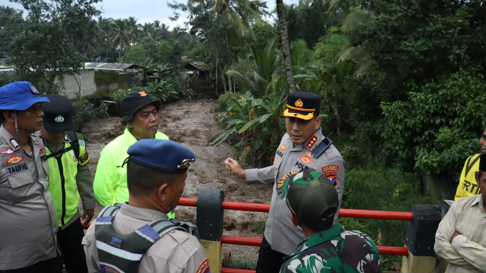 Kapolresta Banyuwangi Kombes Pol Rama Samtama Putra meninjau langsung TKP warga hanyut di Sungai Badeng, Songgon.