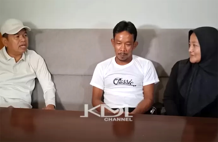 Gubernur Jawa Barat Dedi Mulyadi berbincang dengan Darkiman dan istri.