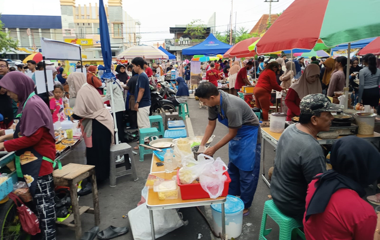 Lapak-lapak pedagang kuliner di area car free day Taman Blambangan selalu ramai pembeli. Jika benar dipindah, para pedagang bakal merugi.