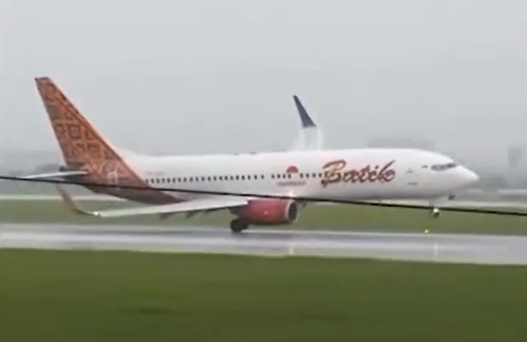 Video detik-detik Batik Air mendarat miring di Soetta.