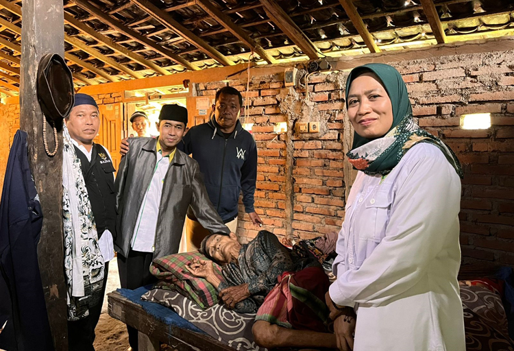 AMANAH MUZAKI: Ketua Baznas H Lukman Hakim menyerahkan bantuan kepada Sabari di Desa Benculuk, Kecamatan Cluring.