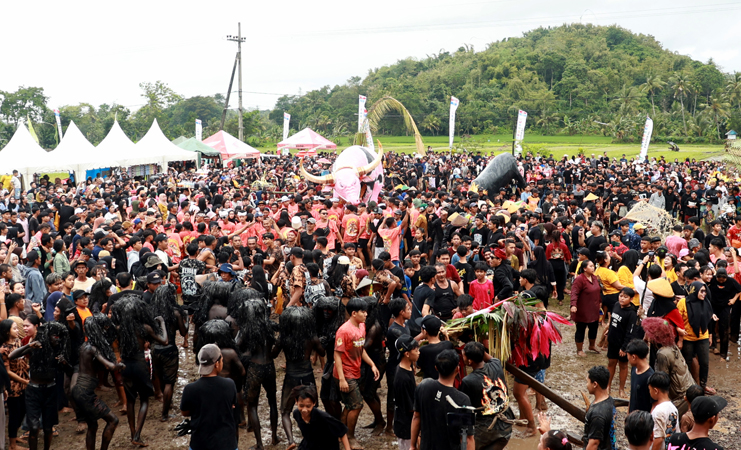 MENYEMUT: Ribuan orang menyaksikan tradisi Keboan di Desa Aliyan, Kecamatan Rogojampi, Banyuwangi, Minggu (29/6).