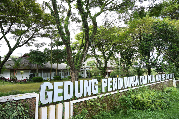 Gedung Balai Diklat PNS di Kecamatan Licin bakal dijadikan sarana pembelajaran SR. Selain itu, proses belajar mengajar juga akan diselenggarakan di gedung BPVP Muncar.