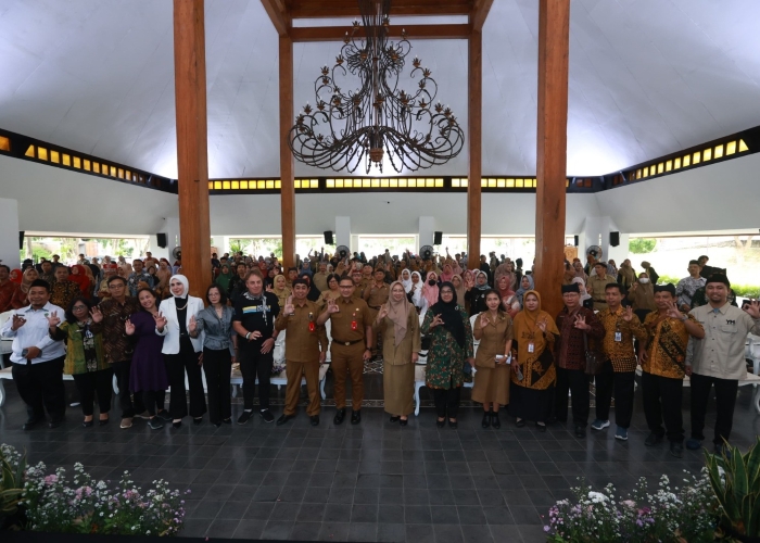 Kadispendik Banyuwangi Suratno, bersama perwakilan lembaga pendidikan internasional dan berbagai elemen terkait dalam kegiatan Aktualisasi Sekolah Luar Biasa di pendapa Sabha Swagata Blambangan.