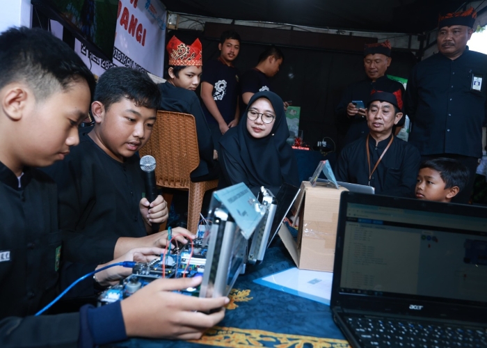 Bupati Ipuk Fiestiandani didampingi Kepala Dispendik Suratno dan Sekretaris Dispendik Alfian melihat langsung inovasi berbasis IoT karya siswa SMPN 1 Banyuwangi.