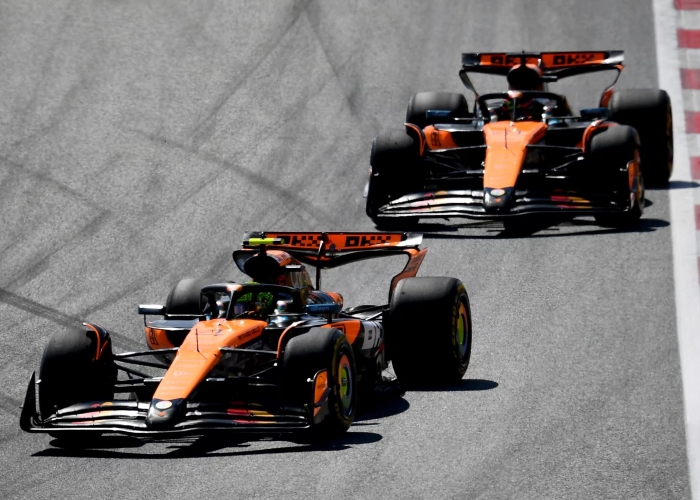 Lando Norris menangi GP Austria F1 2025 usai duel seru dengan Piastri, sementara Verstappen dan Antonelli tersingkir di lap pertama.