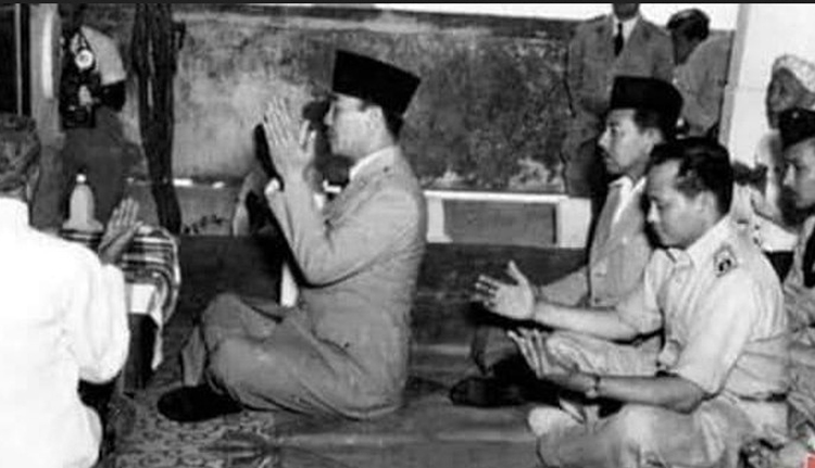 Bung Karno berziarah ke makam Ratu Kalinyamat di Jepara, tahun 1952. Presiden RI pertama itu dikabarkan pernah semedi di Gua Istana Alas Purwo.