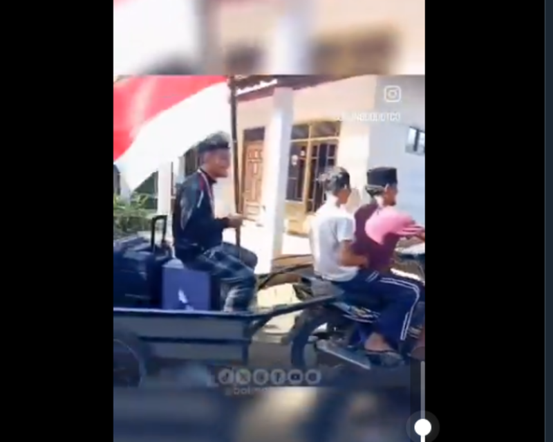 JUARA ASIA: Dimas Lukito Wardhana diarak keliling kampung menggunakan gerobak motor