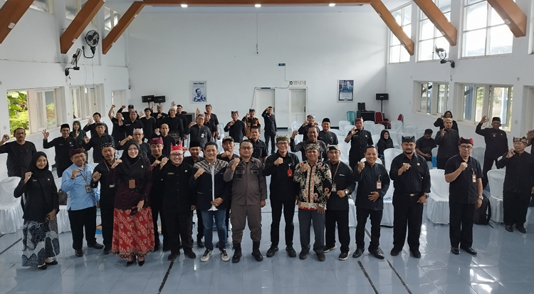 Kepala Bakesbangpol Agus Mulyono (enam dari kanan) bersama narasumber dan paserta sosialisasi perspektif HAM di aula SMA Negeri 1 Glagah pada Kamis (26/6).