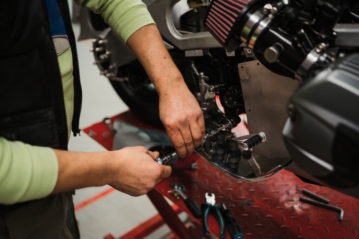 Panduan lengkap servis motor untuk para  pengendara perempuan.