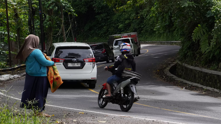 Salah satu tikungan tajam di jalur Gunung Gumitir Banyuwangi-Jember. Jalan ini akan ditutup total selama 2 bulan.