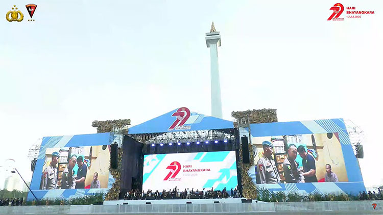 Panggung megah puncak HUT Bhayangkara di Monas Jakarta, 1 Juli 2025.