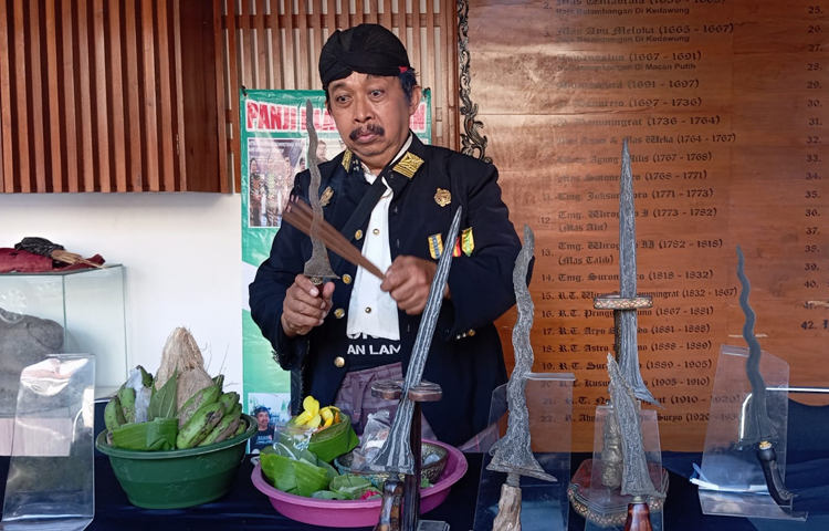 KRT. Ilham Triadi Nagoro memamerkan keris yang dipakai untuk merekayasa cuaca di IKN.