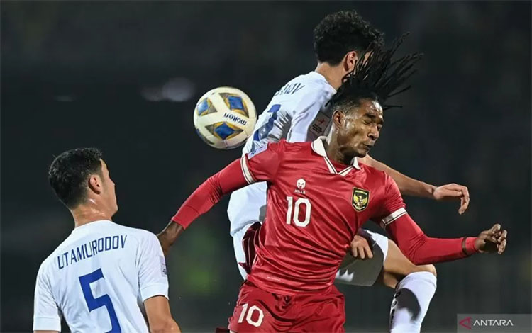 Pesepak bola Timnas U-20 Indonesia Ronaldo Kwateh (kanan) berebut bola di udara dengan pesepak bola Timnas U-20 Uzbekistan Esanov Sherzod (atas).