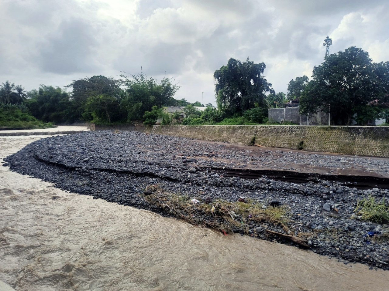 Sedimen material pasir dan kerikil di sungai Dam Garit, Desa Alasmalang, Kecamatan Singojuruh menumpuk hingga tiga meter.
