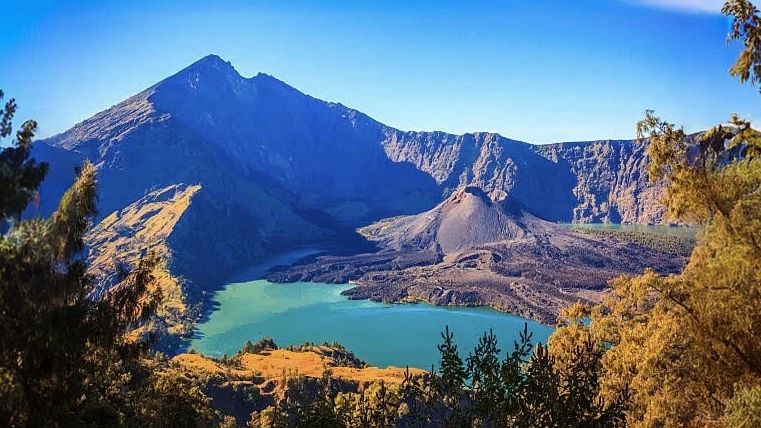 Insiden wisatawan Brasil yang jatuh di gunung Rinjani masih berlanjut.