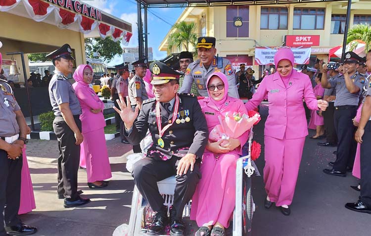 Kapolresta Kombespol Rama Samtama Putra didampingi ibu Bhayangkari menggenjot becak yang ditumpangi mantan Kabaglog Kompol Ali Arifin menuju pintu gerbang Polresta Banyuwangi.