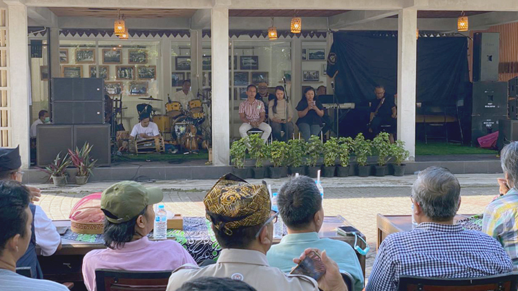 Para penyanyi dan musisi mempresentasikan nyanyian dan musik yang akan dibawakan pada puncak event BEC di Disbudpar Banyuwangi, Selasa (1/7).