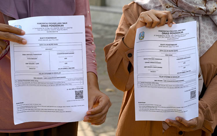 BUKTI PENERIMAAN: Bukti dokumen cetak yang menyatakan calon siswa diterima di SMAN 1 Giri.