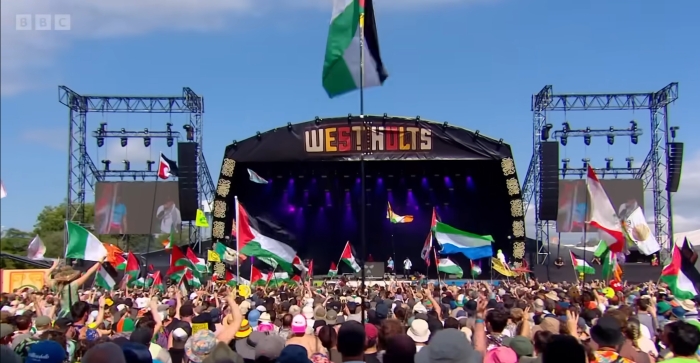 Penampilan Kneecap tuai kontroversi di Glastonbury Festival 2025.