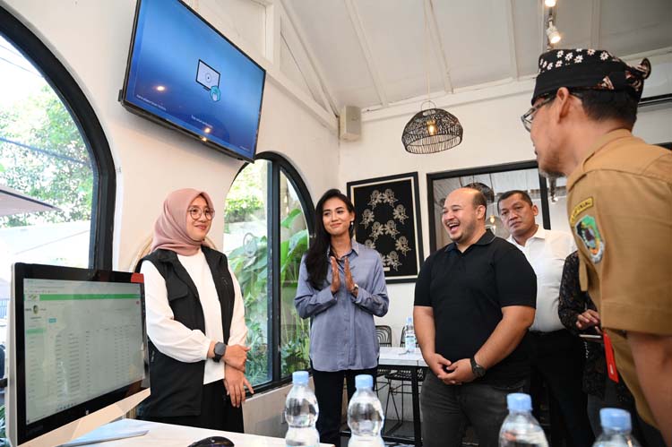 Bupati melakukan peluncuran terbatas inovasi Sipundiwangi untuk meningkatkan kesadaran wajib pajak di Warung Mbok Sul (WSL), Selasa (1/7).
