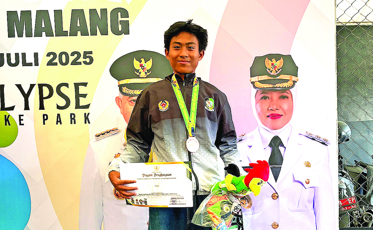 TAMBAH LAGI MEDALI: Marcelino Fernando yang turun di nomor skateboard putra menyumbang medali perunggu untuk Banyuwangi.